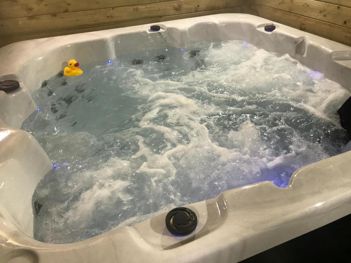 Hotel Hot Tub Hide Away Near Alton Towers Staffordshire Cheddleton Exterior foto